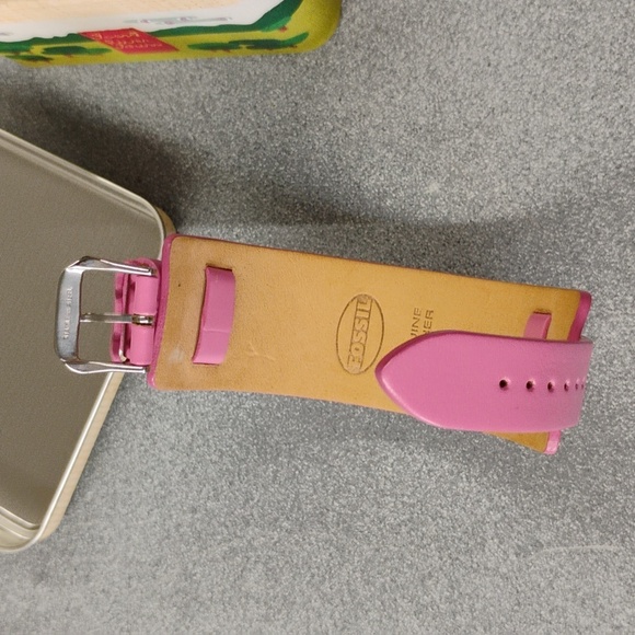 Vintage Pink Fossil Watch - Picture 2 of 8